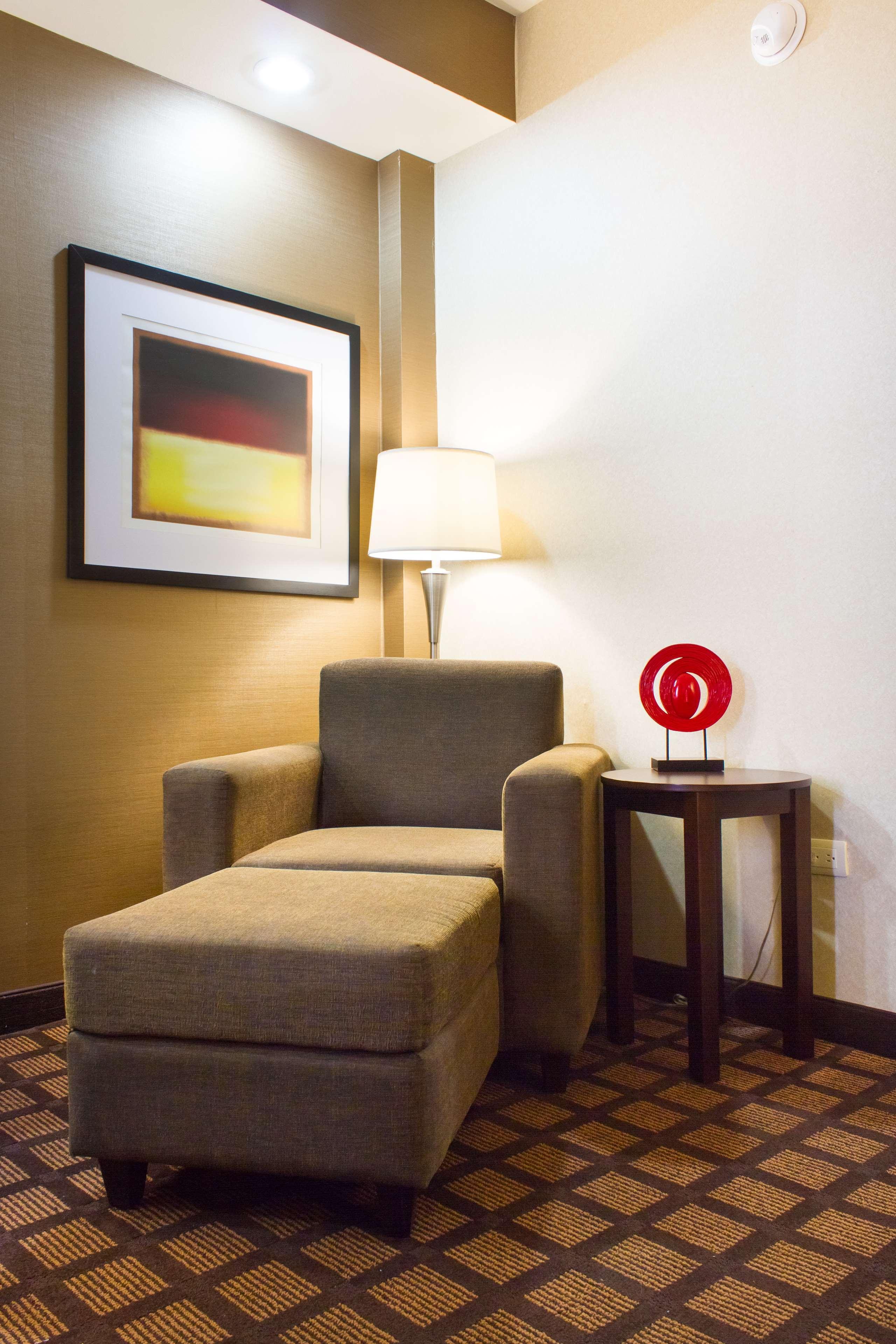 Best Western PREMIER Monterrey Aeropuerto Apodaca Exterior foto A lamp on a side table