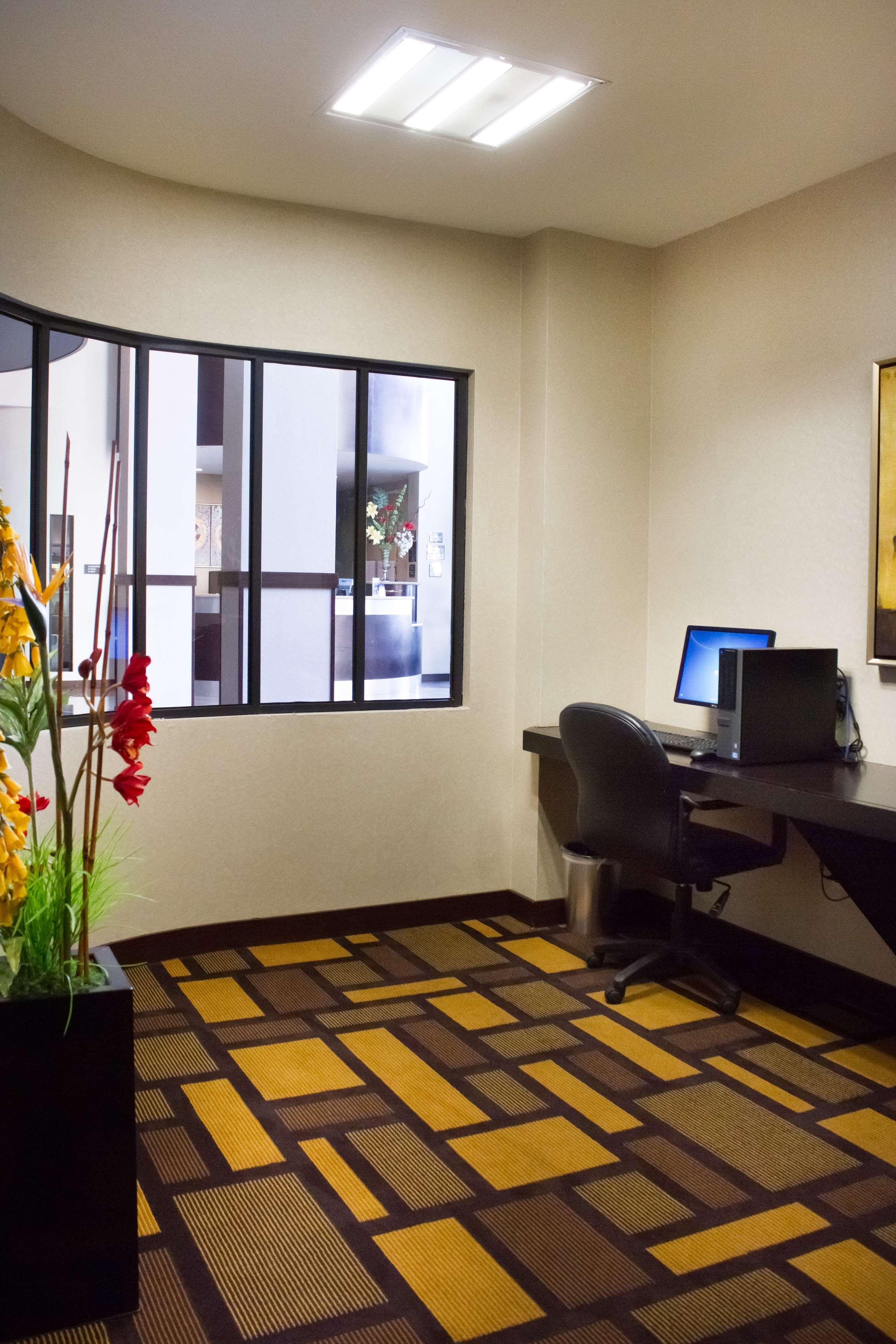 Best Western PREMIER Monterrey Aeropuerto Apodaca Exterior foto Business center at the Hilton Garden Inn
