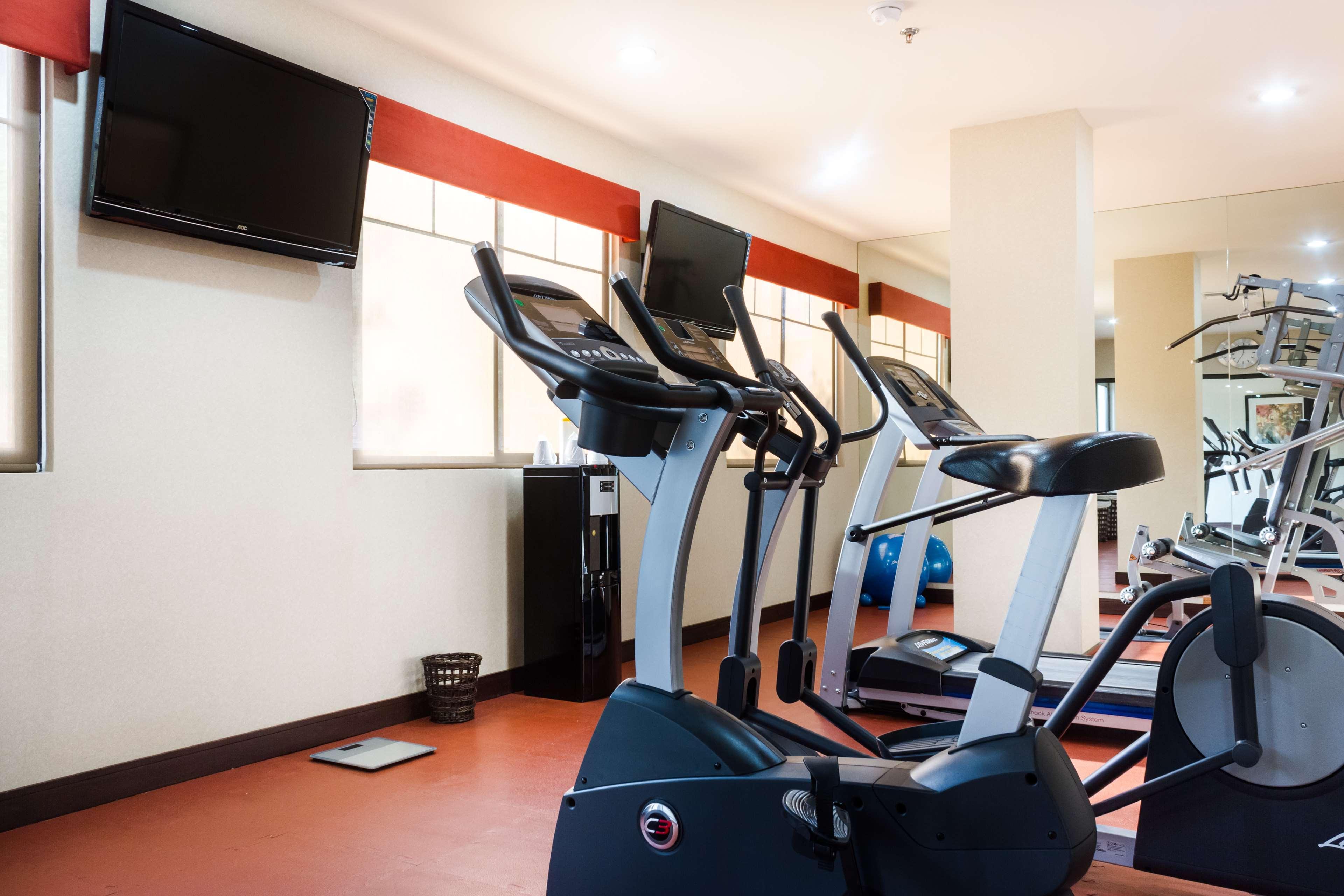 Best Western PREMIER Monterrey Aeropuerto Apodaca Exterior foto The gym at the hotel
