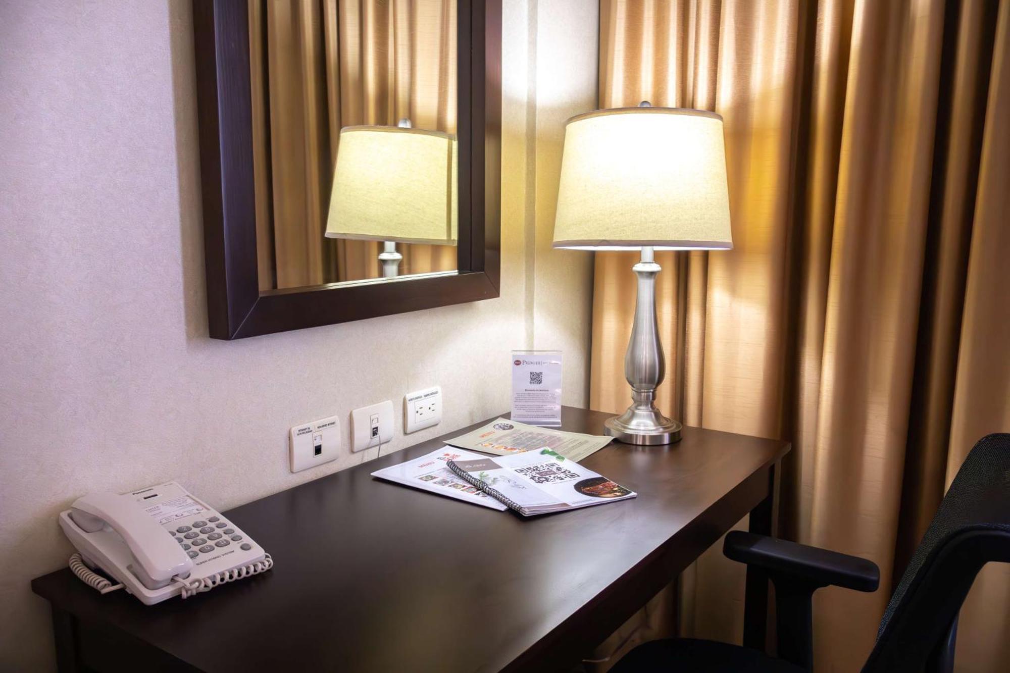 Best Western PREMIER Monterrey Aeropuerto Apodaca Exterior foto A work desk in a hotel room
