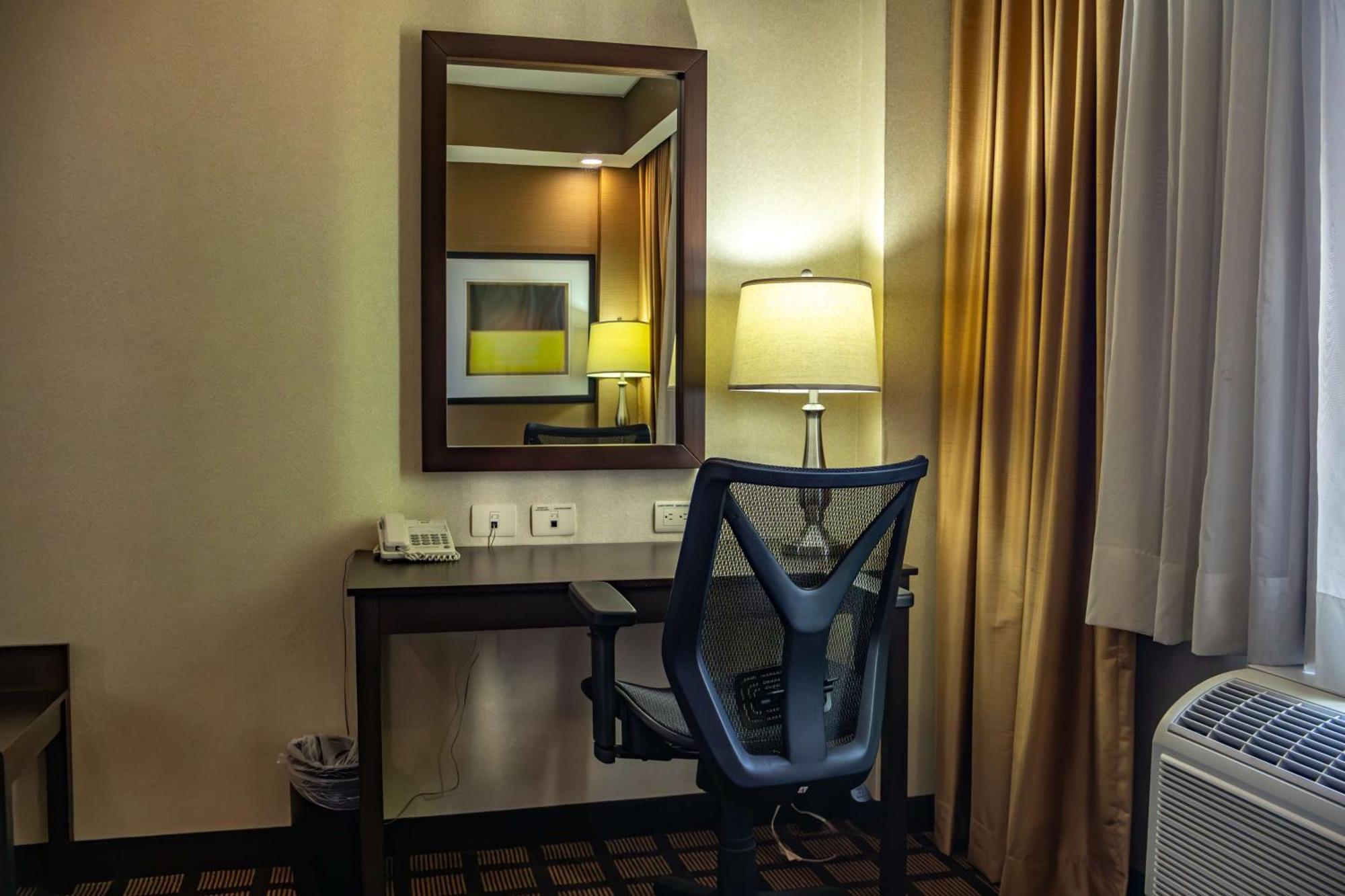 Best Western PREMIER Monterrey Aeropuerto Apodaca Exterior foto A work desk in a hotel room