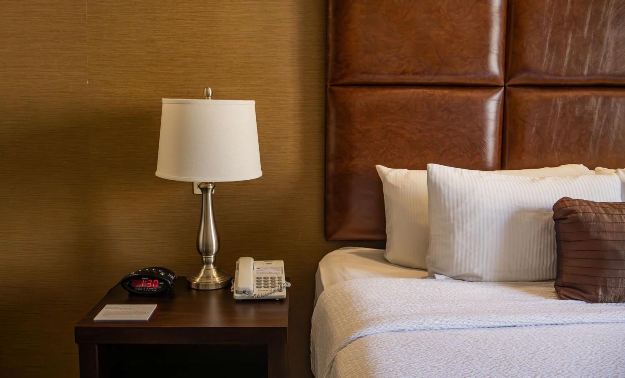 Best Western PREMIER Monterrey Aeropuerto Apodaca Exterior foto A lamp on a nightstand