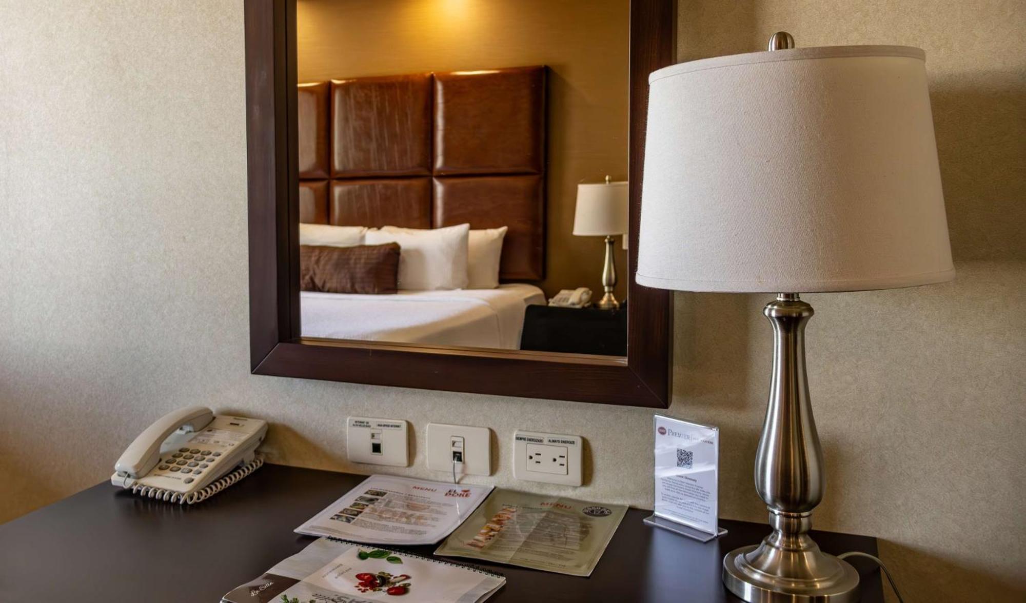 Best Western PREMIER Monterrey Aeropuerto Apodaca Exterior foto A lamp on a bedside table