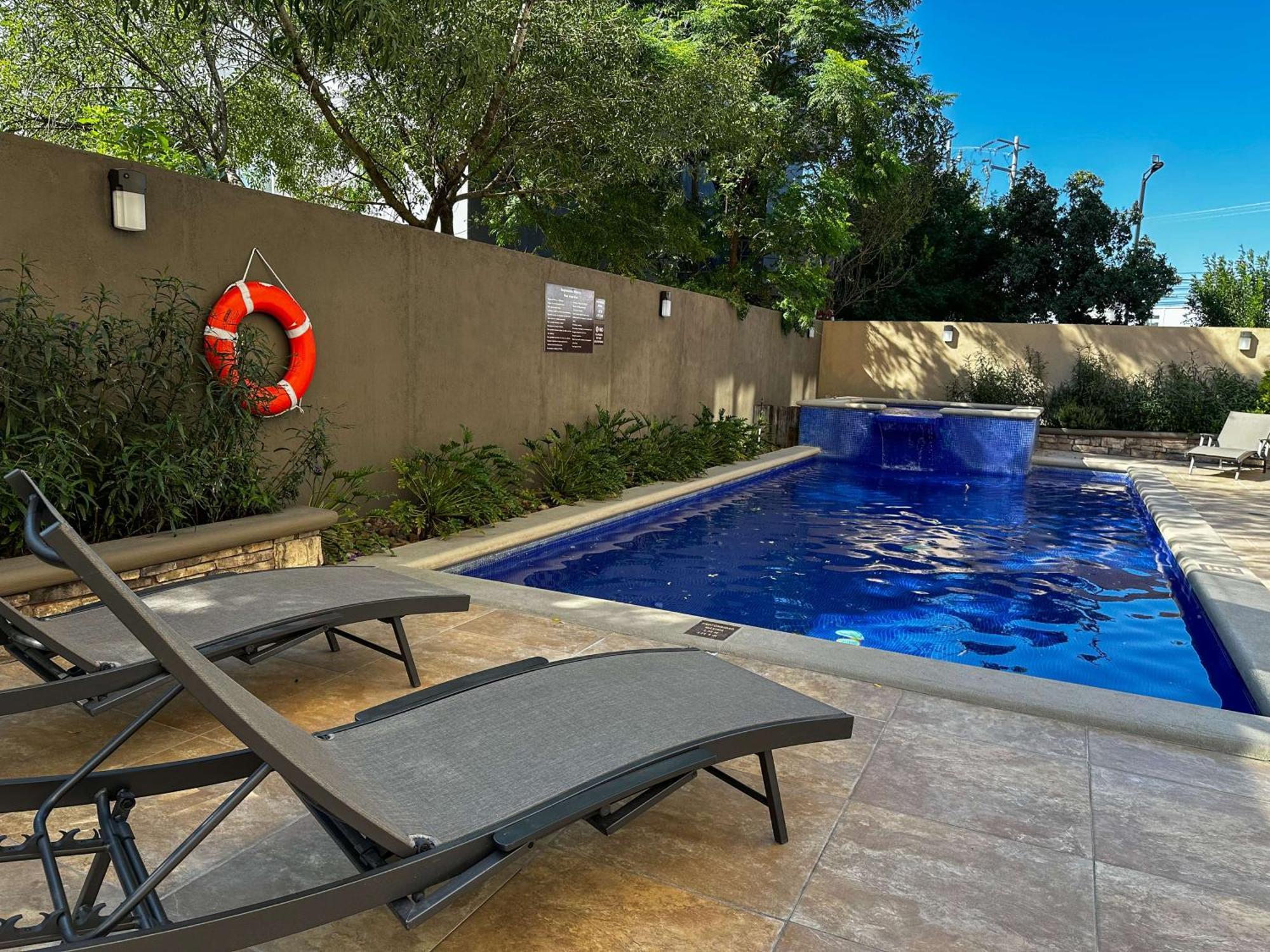 Best Western PREMIER Monterrey Aeropuerto Apodaca Exterior foto Swimming pool at the hotel