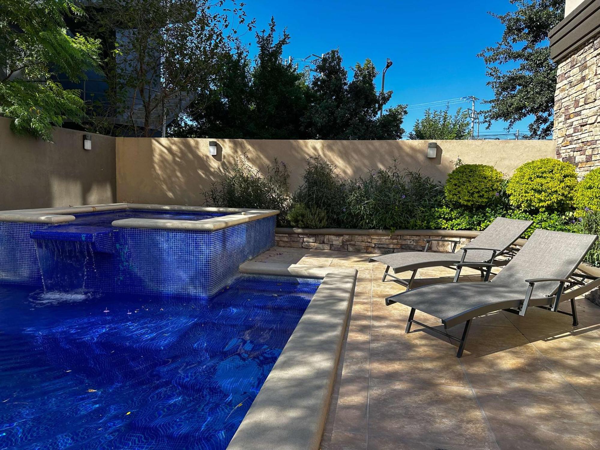 Best Western PREMIER Monterrey Aeropuerto Apodaca Exterior foto A pool at the Four Seasons Hotel in Los Angeles