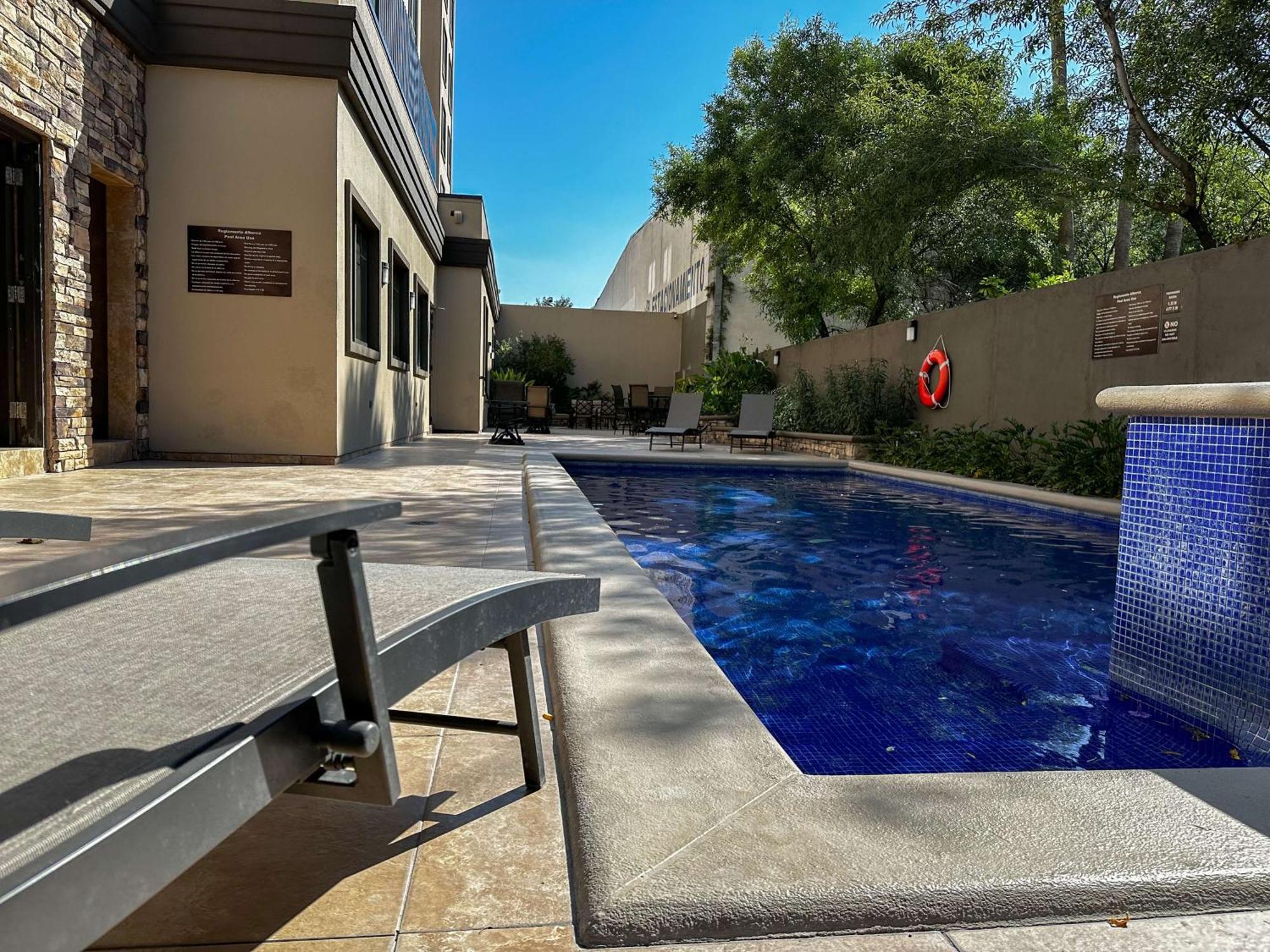 Best Western PREMIER Monterrey Aeropuerto Apodaca Exterior foto Swimming pool at the hotel
